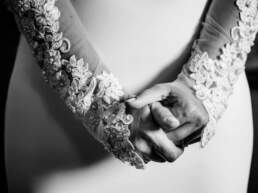 Le mani congiunte della sposa