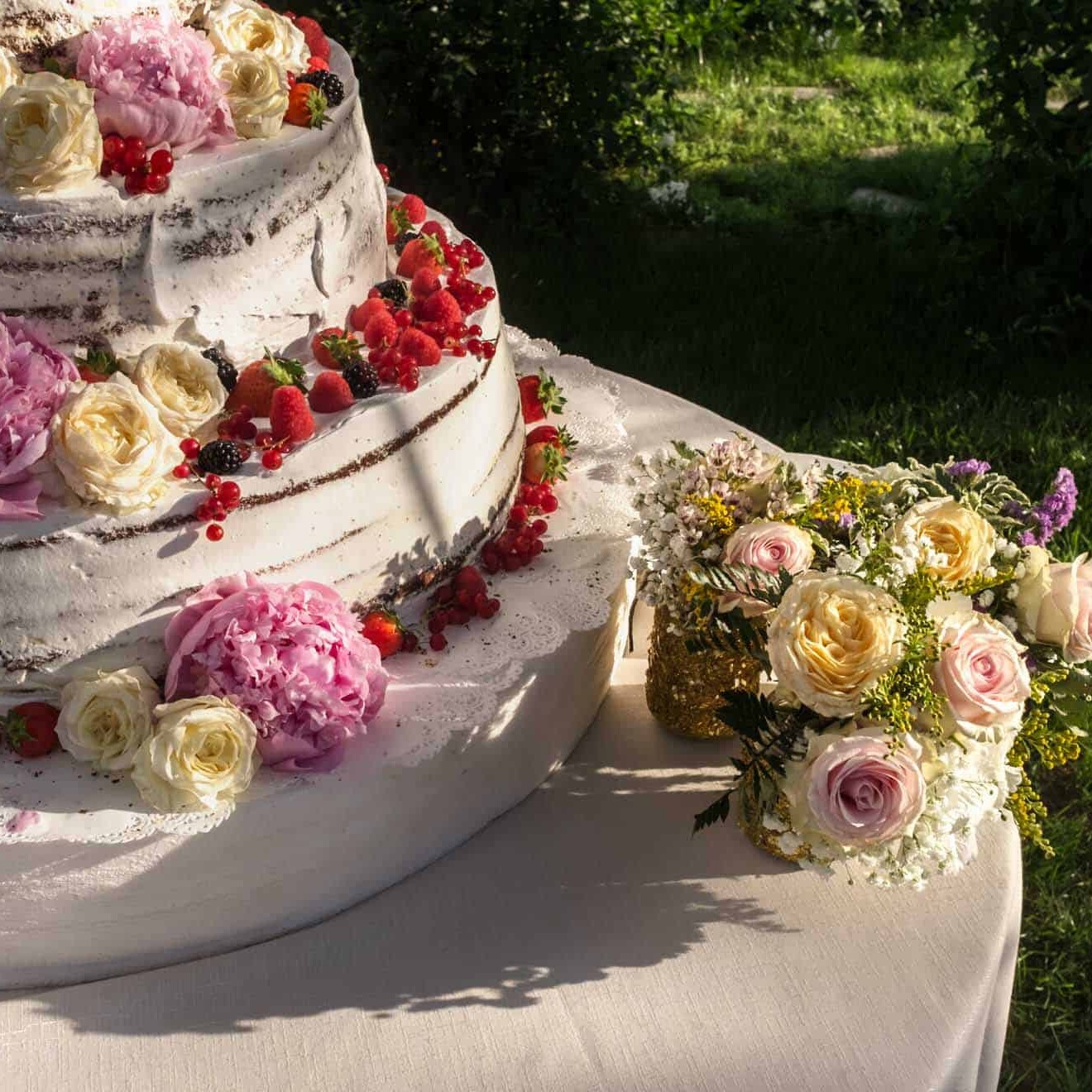Dettaglio della torta nuziale e del bouquet di fiori