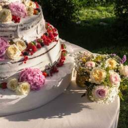 Dettaglio della torta nuziale e del bouquet di fiori
