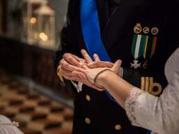 Lo sposo mette l'anello alla sposa