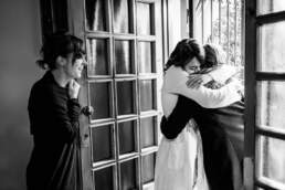 BMBphoto la sposa abbraccia un'amica davanti alla porta di casa