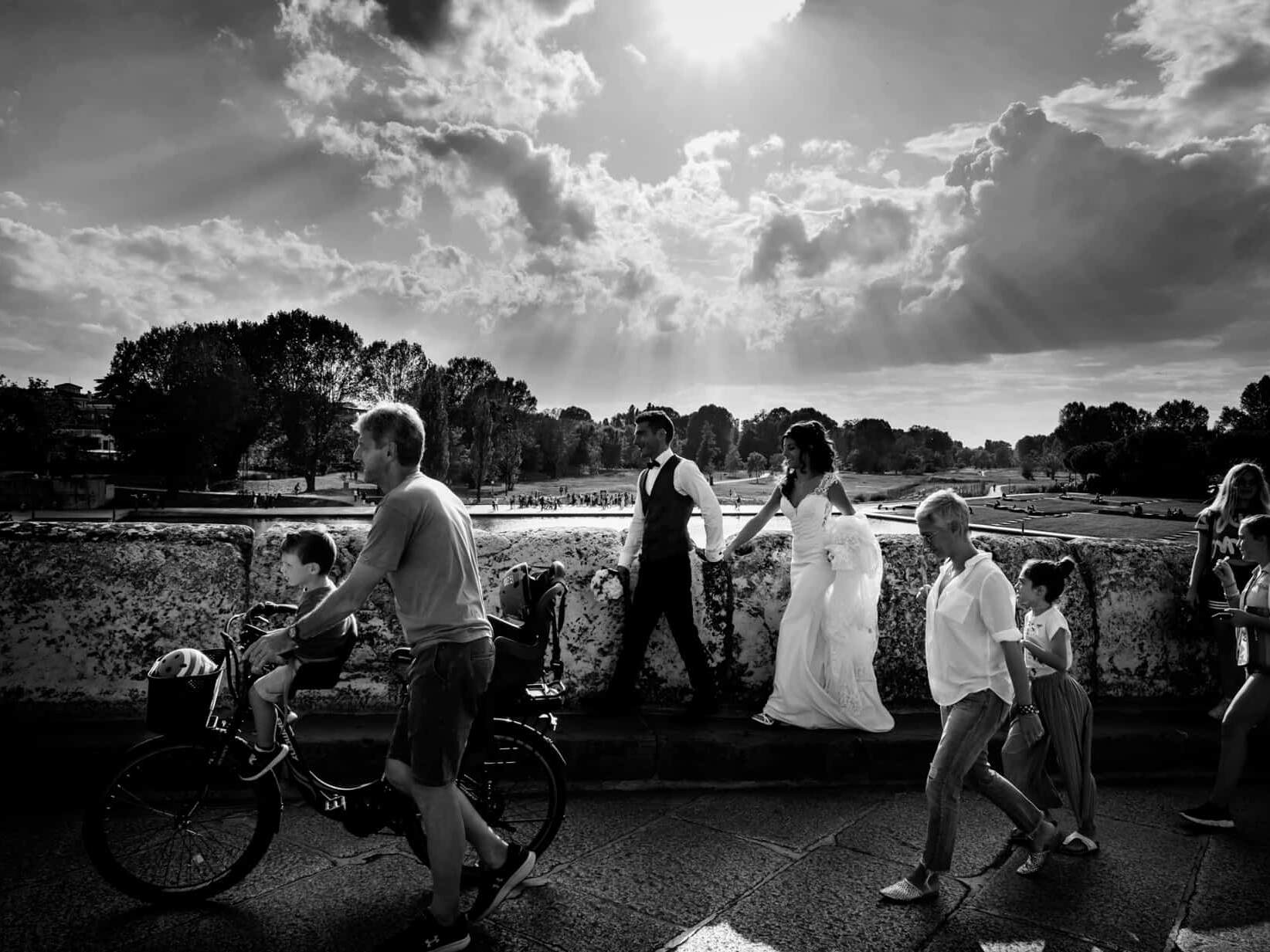 Gli sposi passeggiano sul ponte di Tiberio a Rimini