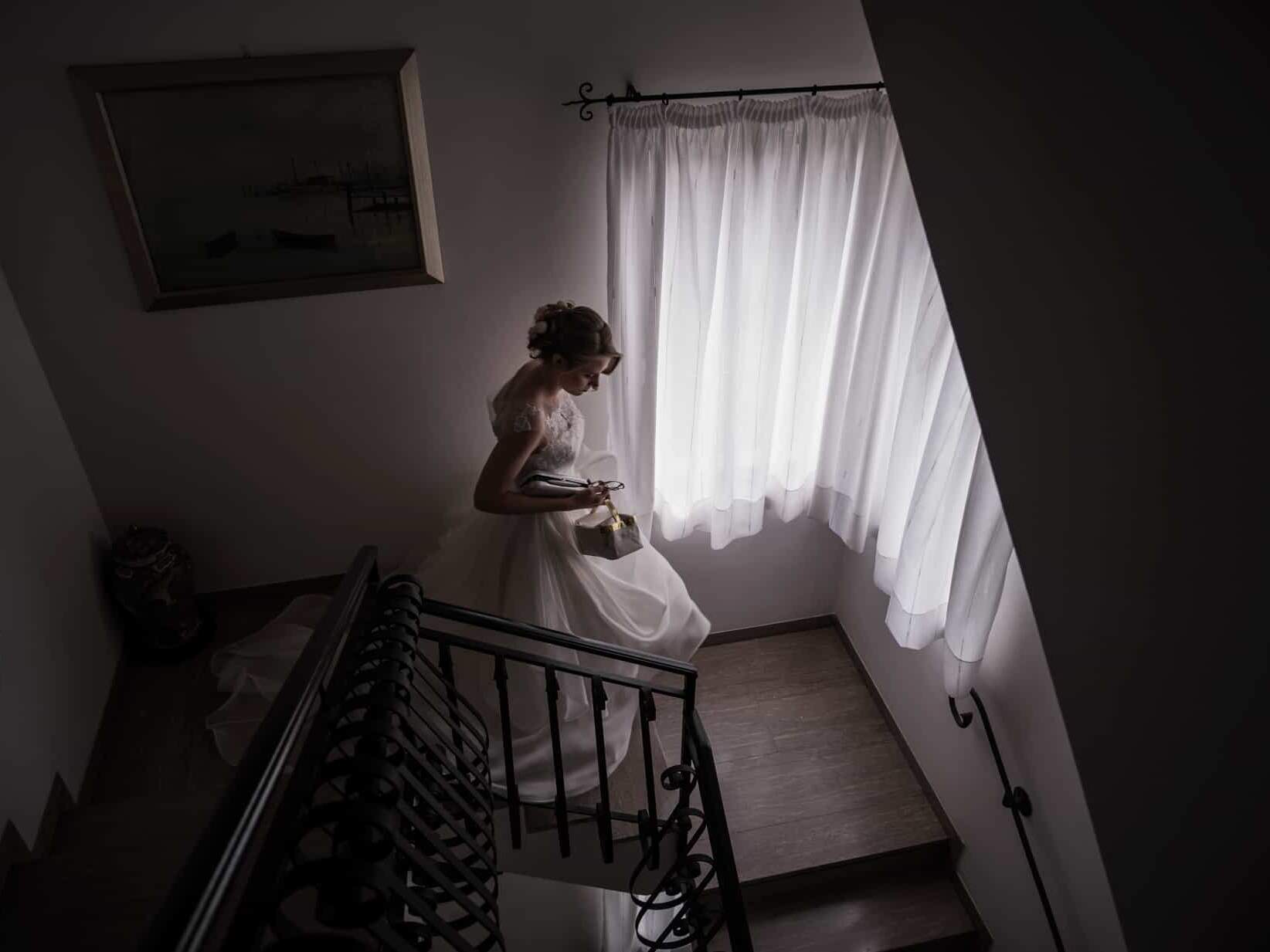 La sposa scende le scale per andare in chiesa