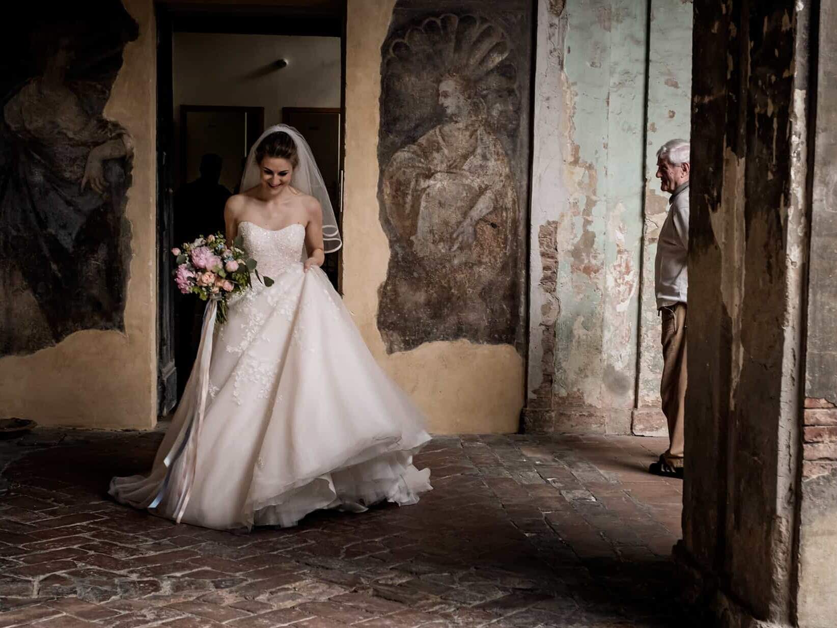 La sposa esce dalle stanze della chiesa