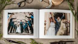 Vista dall'alto di Album di Matrimonio tipologia Fotolibro in Carta Cotone 100% Fine-Art con rilegatura giapponese aperto con foto degli sposi